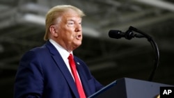 Predsednik Tramp govori posle poseti fabrici za proizvodnju briseva u Gilfordu u Mejnu, 5. juna 2020 .