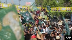 អ្នក​គាំទ្រ​លោក Nawaz Sharif អតីត​ប្រធានាធិបតី​ប៉ាគីស្ថាន ចូលរួម​នៅ​ក្នុង​ការ​ដើរ​ក្បួន​ទៅ​កាន់​ប្រលាន​យន្តហោះ​ នៅ​មុន​ការ​មក​ដល់​របស់​លោក Nawaz ពី​ក្រុង​ឡុងដ៍ នៅ​ក្នុង​ក្រុងLahore កាលពី​ថ្ងៃទី១៣ ខែកក្កដា ឆ្នាំ២០១៨។