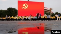 北京天安門廣場豎立的電子屏幕上顯示中共黨旗。 （2021年7月1日）