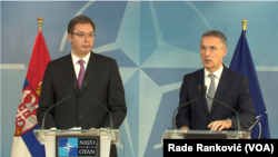 Predsednik Srbije Aleksandar Vučić i generalni sekretar NATO Jens Stoltenberg, Foto: Glas Amerike