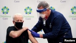 El presidente electo de EE. UU., Joe Biden, recibe la segunda dosis de la vacuna Pfizer contra el COVID-19 el 11 de enero de 2021 en Newark, Delaware.