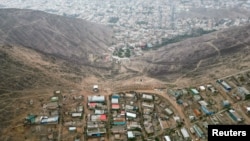 ARCHIVO - Los restos de un muro de 4,5 kilómetros, que separa propiedades lujosas de una comunidad vecina que vive en la pobreza, se muestran mientras lo derriban, en Lima, Perú, el 31 de agosto de 2023.