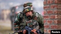 Tentara India menempatkan diri di dekat lokasi baku tembak di pinggiran Srinagar, 22 Februari 2016. (Foto: dok).