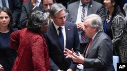 BMT Xavfsizlik kengashida Bosh kotib Antoniu Gutterish, AQSh Davlat kotibi Entoni Blinken va elchi Linda Tomas-Grinfild muloqotda, Nyu-York, 24-oktabr, 2023