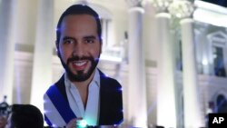 Un partidario del presidente Nayib Bukele levanta un cartel con el rostro del político durante la espera de resultados de los comicios presidenciales y legislativos del 4 de febrero de 2024.