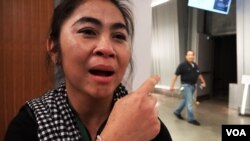 អ្នកស្រី ​និត បញ្ញា អាយុ​៤៥ ជា​អ្នក​សំអាង​នៅ​ក្រុង​ Leesburg រដ្ឋ Virginia ផ្តល់បទ​សម្ភាសន៍​នៅ​ក្រោយ​អ្នក​ស្រី​បាន​ដើរ​ចេញ​ពី​ការ​បញ្ចាំង​ភាពយន្ត​«មុន​ដំបូង​ខ្មែរ​ក្រហម​សម្លាប់​ប៉ា​របស់​ខ្ញុំ‍» នៅ​រោង​ភាពយន្ត​ក្នុង​មហាវិទ្យាល័យ Montegomery College នៅ​ទី​ក្រុង Silver Spring រដ្ឋ Maryland​ កាល​ពី​ថ្ងៃ​ទី​២០ ខែ​តុលា ឆ្នាំ​២០១៧ ក្រោយ​ពី​អ្នកស្រី​ទប់​ទឹក​ភ្នែក​មិន​បាន។ (VOA)