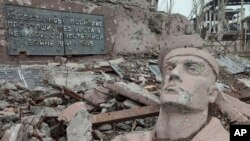 Mabaki ya sanamu na vifusi vingine viko mbele ya kinu cha chuma cha Azovstal, ambacho kilikuwa mahali pa mwisho katika mji wa Mariupol wa Ukraine kuanguka kwa vikosi vya Russia mwishoni mwa Mei 2022.AP