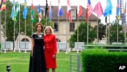美國第一夫人吉爾·拜登(右)和聯合國教科文組織總幹事奧黛麗·阿祖萊於2023年7月25日星期二在巴黎聯合國教科文組織總部舉行的儀式上合影。美國第一夫人吉爾·拜登週二訪問巴黎，參加聯合國教科文組織舉行的升旗儀式。標誌著華盛頓在中斷五年後正式重返聯合國機構。 (美聯社圖）