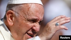 El papa Francisco saluda a su arribo a la audiencia general de los miércoles en la Plaza de San Pedro, en el Vaticano, el miércoles, 20 de junio de 2018.