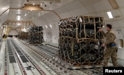 แฟ้มภาพ - จนท.กองทัพอากาศแคเมรอน แมนสัน ตรวจสอบของอาวุธยุทโธปกรณ์ที่มีการจัดเตรียมไว้เพื่อส่งให้ยูเครน ที่ฐานทัพอากาศโดเวอร์ รัฐเดลาแวร์ เมื่อ 24 ม.ค. 2565