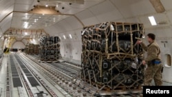 ফাইল- একজন ঊর্ধ্বতন এয়ারম্যান ক্যামেরন ম্যানসন ইউক্রেনে পাঠানোর জন্য প্রস্তুত অস্ত্র-শস্ত্র পরিদর্শন করছেন । ডোভার এয়ারফোর্স বেস। ডেলাওয়েয়ার, ২৪ জানুয়ারি, ২০২৫।