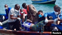 Shughuli za uokoaji zikiendelea katika ajali ya Ferry MV Nyerere katika ufukwe wa kisiwa cha Ukerewe, ziwa Victoria, Tanzania, Septemba 21, 2018