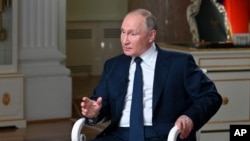 Ruski predsednik Vladimir Putin razgovara sa novinarom NBC Kirom Simonsom u intervjuu emitovanom 14. juna 2021. (Maxim Blinov, Sputnik, Kremlin Pool Photo via AP)