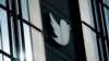 Logo Twitter tampak tersemat di gedung kantor perusahaan tersebut di San Francisco, pada 19 Desember 2022. (Foto: AP/Jeff Chiu)
