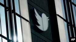 Logo Twitter tampak tersemat di gedung kantor perusahaan tersebut di San Francisco, pada 19 Desember 2022. (Foto: AP/Jeff Chiu)