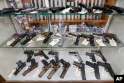 資料照：美國賓州紐卡斯爾市一家槍支商店陳設的半自動武器。（2020年3月25日）