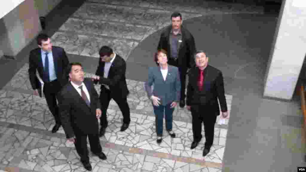 Sug'd viloyat kutubxonasi shiftiga o'rnatilgan milliy uslubdagi muhtasham qandil mehmonda katta taassurot qoldirdi.