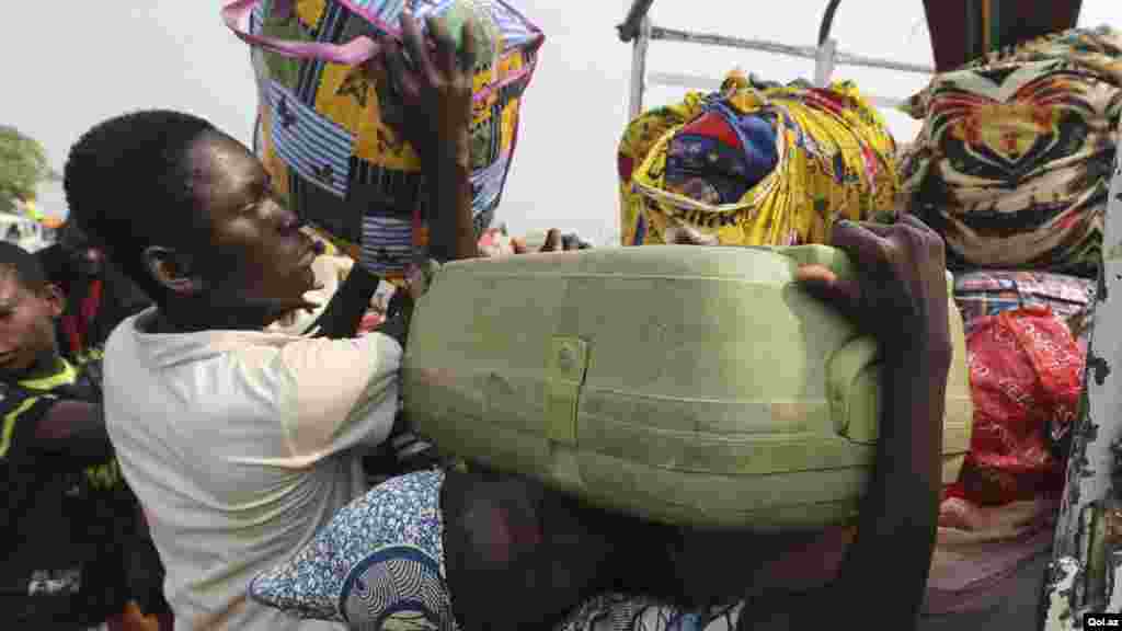 'Yan Najeriya da aka kwaso daga Afirka Ta Tsakiya suna shirin su yi balaguro zuwa garuruwansu dake jihohi daban daban daka filin saukar jiragen sama na kasa da kasa na Nnamdi Azikiwe dake Abuja ranar 6 ga watan Janairu na shekarar 2014.