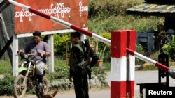 ထိုင်း-မြန်မာနယ်စပ်အနီး ဘုရားသုံးဆူရှိ စစ်ဆေးရေးဂိတ်တခု။ (နိုဝင်ဘာ ၇၊ ၂၀၁၀)