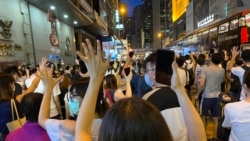 參與中環流水式遊行人士高舉反送中運動”五大訴求、缺一不可”的手勢 （攝影：美國之音湯惠芸）