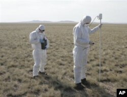 Semipalatinskda mutaxassislar yerning nurlanganlik darajasini o'lchamoqda.