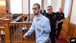 ২০২২ সালে ছুরিকাঘাতে লেখক সালমান রুশদিকে মারাত্মকভাবে আহত করার অভিযোগে অভিযুক্ত হাদি মাতারকে নিউ ইয়র্কে মেভিলের কাউন্টি আদালতে নিয়ে যাওয়া হয়। ১০ ফেব্রুয়ারি, ২০২৫।