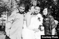 លោក ជូន ភឿយ (Chuon Phoeuy) និង​ភរិយា និង​ក្រុម​គ្រួសារ​នៅ​ថ្ងៃ​រៀប​អាពាហ៍ពិពាហ៍។ (រូបថត​ផ្តល់​ឲ្យ​ដោយ RELEASE MN 8)