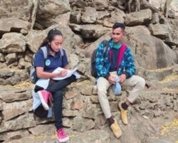 Petugas menemui responden dalam pelaksanaan survei di Kabupaten Belu, Nusa Tenggara Timur. (Foto: Courtesy/CD Bethesda)