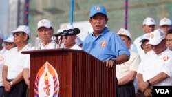 រូបឯកសារ៖ លោក​នាយករដ្ឋ​មន្រ្តី​​ ហ៊ុន សែន កំពុង​ថ្លែង​មុន​នឹង​​ការ​ធ្វើ​យុទ្ធនាការ​ឃោសនា​បោះ​ឆ្នោត​ថ្ងៃ​ចុងក្រោយ​របស់​គណបក្ស​កាន់​អំណាច​គឺ​គណបក្ស​ប្រជាជន​កម្ពុជា​​នៅ​ក្នុង​រាជធានី​ភ្នំពេញ​ចាប់ផ្តើម​កាលពី​ព្រឹក​ថ្ងៃទី​២៧ កក្កដា ​សម្រាប់​ការ​បោះឆ្នោត​ជាតិ​អាណត្តិ​ទី​ទី​០៦​ដែល​នឹង​ប្រព្រឹត្តទៅ​នៅ​ថ្ងៃទី​២៩ ខែ កក្កដា ឆ្នាំ​២០១៨ ក្នុង​ប្រទេស​កម្ពុជា។ (ទុំ ម្លិះ/VOA)