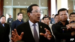 លោក​នាយក​រដ្ឋមន្រ្តី ហ៊ុន សែន ក្នុង​ពេល​និយាយ​ទៅ​កាន់​អ្នក​យកព័ត៌មាន។