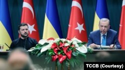 Ukrayna Devlet Başkanı Volodimir Zelenski Ankara’yı ziyaret etti. Zelenski, Ankara’ya ziyareti kapsamında Cumhurbaşkanı ve AK Parti Genel Başkanı Recep Tayyip Erdoğan ile üç saatlik görüşme sonrasındaki ortak basın toplantısı düzenledi.