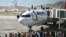 Afganistanci oko i na avionu na aerodromu Hamid Karzai u Kabulu (Foto: AFP)