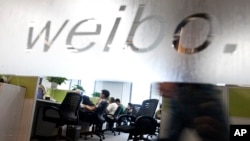 新浪微博的僱員在北京辦公室里工作。(2012年8月1日)