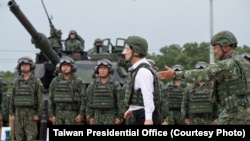 台湾总统赖清德2025年7月10日观摩M1A2T新式战车换装训练。(照片由台湾总统府提供)