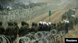 ARHIVA - Poljski vojnici i policija na granici Poljske i Belorusije (Foto: Irek Dorozanski/DWOT/Rojters)