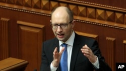 Ukraina bosh vaziri Arseniy Yatsenyuk parlamentda so'zlamoqda, 27-mart, 2014-yil