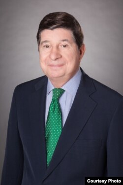 លោកបណ្ឌិត David Denoon សាស្ត្រាចារ្យនយោបាយនិងសេដ្ឋកិច្ច និងជានាយកមជ្ឈមណ្ឌលទំនាក់ទំនងរវាងសហរដ្ឋអាមេរិកនិងចិន នៃសាកលវិទ្យាល័យ New York។​ (រូបផ្តល់​ឲ្យ)