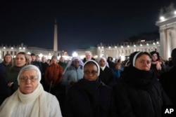 Waumini wakihudhuria ibada maalum kumuombea Papa Francis katika Bustani ya Mtakatifu Petro, Vatican, March 3, 2025.