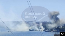 Hình ảnh lấy từ video cho thấy khói bốc lên từ trụ sở Hạm đội Biển Đen của Nga ở Sevastopol, Crimea, vào ngày 22 tháng 9 năm 2023.