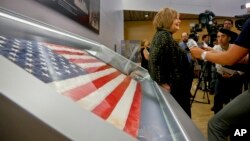 Shirley Dreifus (centro) es la dueña original de la bandera izada el 11 de septiembre de 2001 en la zona cero en Nueva York.