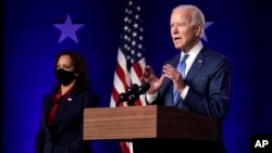 លោក Joe Biden បេក្ខជន​ប្រធានាធិបតី​សហរដ្ឋ​អាមេរិក​មក​ពី​គណបក្ស​ប្រជាធិបតេយ្យ​ (ស្តាំ) ថ្លែង​សុន្ទរកថា​​​នៅ​ក្រុង Wilmington រដ្ឋ Delaware កាល​ពី​ថ្ងៃ​ទី​៦ ខែ​វិច្ឆិកា ឆ្នាំ​២០២០ ខណៈ​បេក្ខជន​អនុប្រធានាធិបតី​អ្នកស្រី Kamala Harris ឈរ​នៅ​ក្បែរ​នោះ។