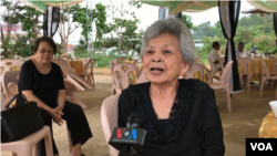 អ្នកស្រី ភូ ពូន ប្អូនស្រីទីប្រាំងរបស់ នួន ជា អង្គុយនៅវត្តព្រំគីរីមរកត ស្រុកសាលាក្រៅ ខេត្តប៉ៃលិន កាលពីថ្ងៃទី០៧ ខែសីហា ឆ្នាំ២០១៩។ (អូន ឆេងប៉រ/VOA)