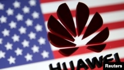 华为的标志和美国国旗 2019年3月7日