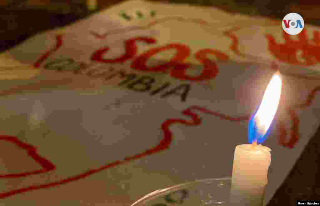 Manifestantes en el Monumento a los Héroes en Bogotá encendieron velas en homenaje a las víctimas que han dejado las protestas, el viernes 7 de mayo de 2021. [Foto: Karen Sánchez, VOA]