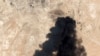 Una imagen satelital de Planet Labs Inc., el sábado 14 de septiembre de 2019, muestra un espeso humo negro saliendo de la planta de procesamiento de petróleo Abqaiq de Saudi Aramco en Buqyaq, Arabia Saudí.