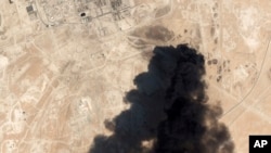 Una imagen satelital de Planet Labs Inc., el sábado 14 de septiembre de 2019, muestra un espeso humo negro saliendo de la planta de procesamiento de petróleo Abqaiq de Saudi Aramco en Buqyaq, Arabia Saudí.