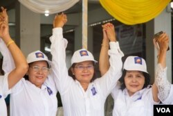 បេក្ខនារី​លេខរៀង​ទី១​ សម្រាប់​ការ​បោះឆ្នោត​ឃុំ​សង្កាត់​ ជួបជុំ​ជាមួយ​ថ្នាក់ដឹកនាំ​គណបក្ស​សង្គ្រោះជាតិ​ ​នៅ​ទី​ស្នាក់ការ​គណបក្ស​ ក្នុង​រាជធានី​ភ្នំពេញ នៅ​ថ្ងៃទី​១៧ ខែ​ឧសភា​ ឆ្នាំ​២០១៧។ (ហ៊ាន សុជាតា/VOA)