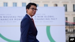 Ayant été naturalisé français en catimini en 2014, Andry Rajoelina perdrait sa nationalité malgache, conformément au code de la nationalité malgache. 