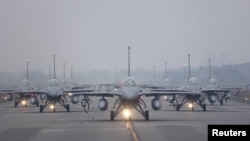 台湾空军12架F-16V战机在嘉义举行新年年度演习时在进行被称为“大象漫步”的跑道集结。（2022年1月5日）