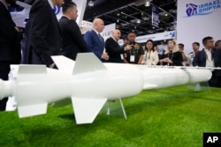 菲律賓武裝部隊總參謀長羅密歐·布勞納(Remeo Brawner)在馬尼拉舉行的亞洲國防與安全展覽會上參觀遠程空對地巡航導彈“風魔”。 (2024年9月25日)